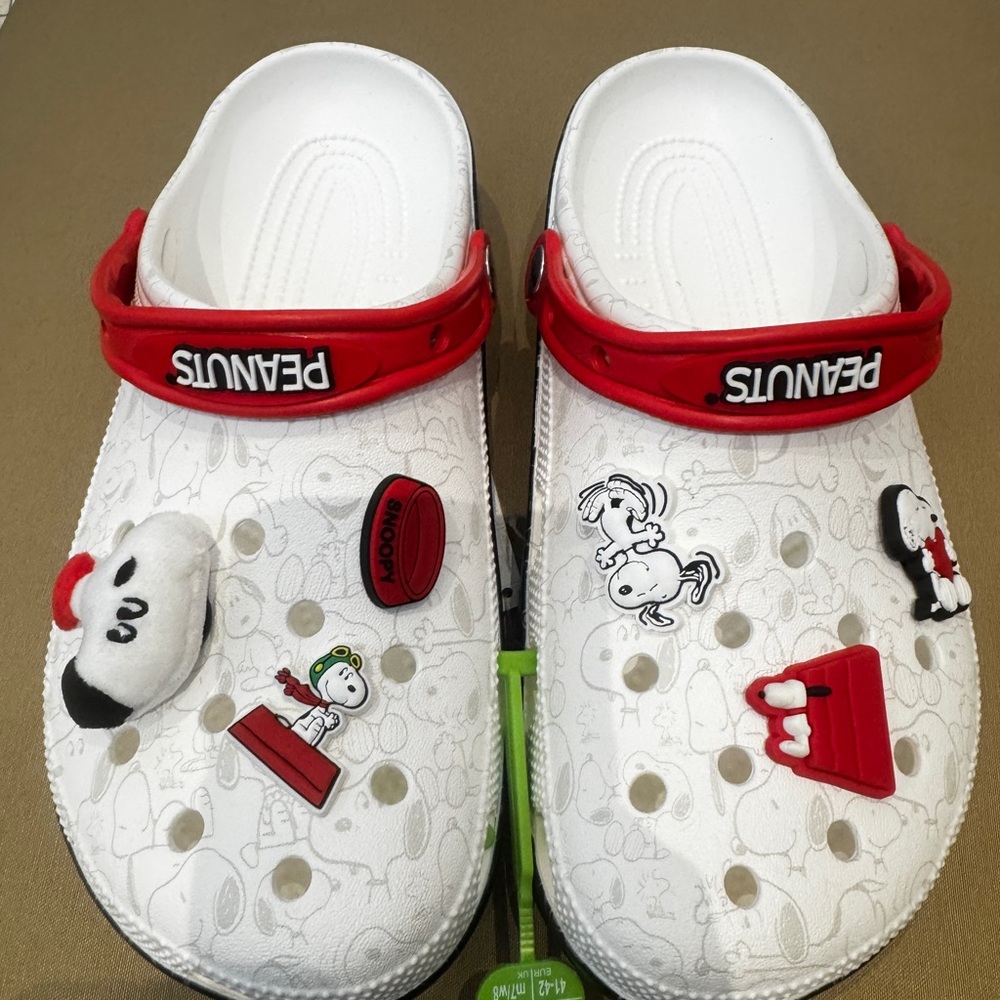 New Crocs x Peanuts Classic Clog 211124 Snoopy + 6 Jibbitz Size Men 8 Women 10
